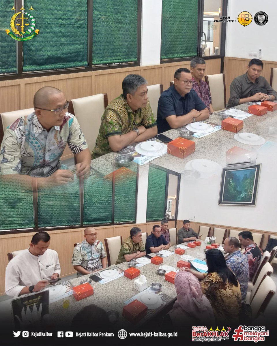KejatiK's tweet photo. Jumat, 01 Desember 2023,  Kepala Kejaksaan Tinggi Kalimantan Barat Dr. Drs. Muhammad Yusuf, SH, MH, didampingi Asdatun dan Jaksa Pengacara Negara Kejati Kalbar, pimpim rapat monitoring dan evaluasi atas komitmen pengurus perusahaan atas penyelesaian kredit PT Sumbersari Ciptaraga https://t.co/p6az2EU9LW