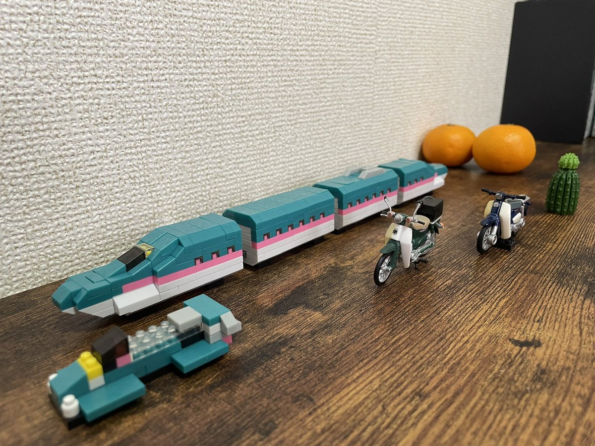 inamine17's tweet photo. 4両連結完了しました！実物のようにもっとながーくしたいけど、置く場所次第かしら。
絶対に追いつけないのに、並走したくなる人たちの図。
#ダイソー　#プチブロック　#はやぶさ　#電車と並走 https://t.co/XbUh7xtrLx