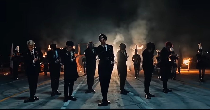 jwyungi's tweet photo. the last part of crazy form took me back😿 https://t.co/0Gga8paSaD