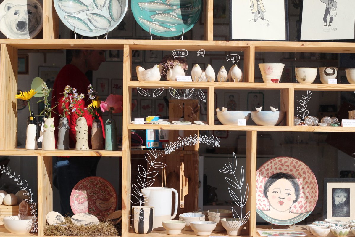 La boutique-galerie L’envolée est un lieu empli de poésie, de couleurs, de pièces uniques.  Julie Bourdais et Émilie Maupetit y partagent leurs coups de cœur artistiques et artisanaux. Pour #Noel2023 , des idées de #cadeaux > bit.ly/3t0OrjF
📸 Simon Saussaye