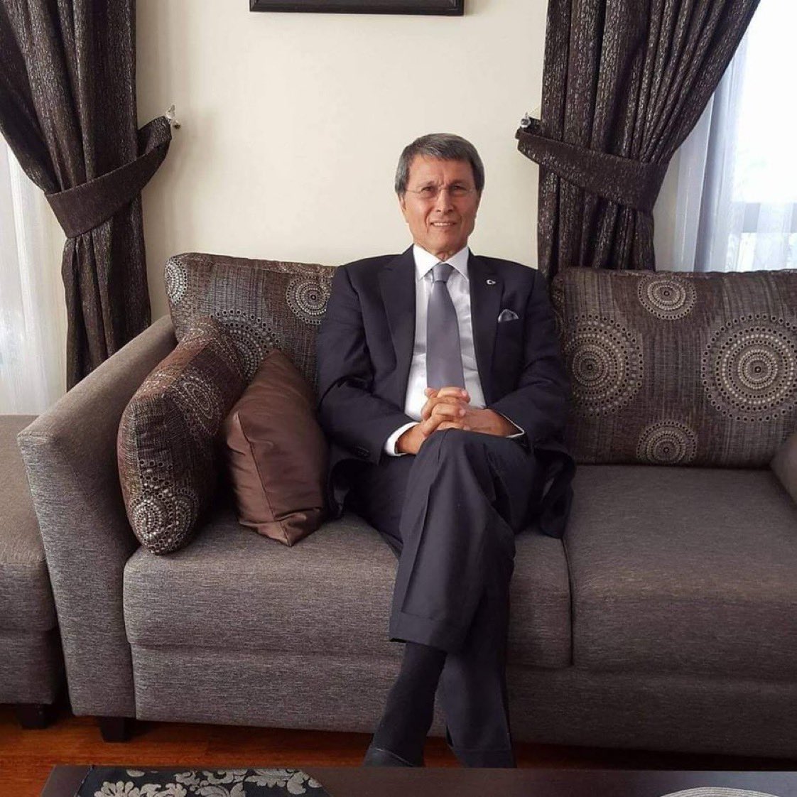 Prof. Dr. Yusuf Halaçoğlu'ndan güzel bir analiz;
 
EĞER;
 
TIP okursan karşına insan DNAsının şempanze ile %98 aynı olduğu çıkar...
 
BİYOLOJİ okursan karşına evrim çıkar...
 
FİZİK okursan karşına BİG BANG çıkar...
 
KİMYA okursan karşına elementlerin kaynaşmasıyla İLK
