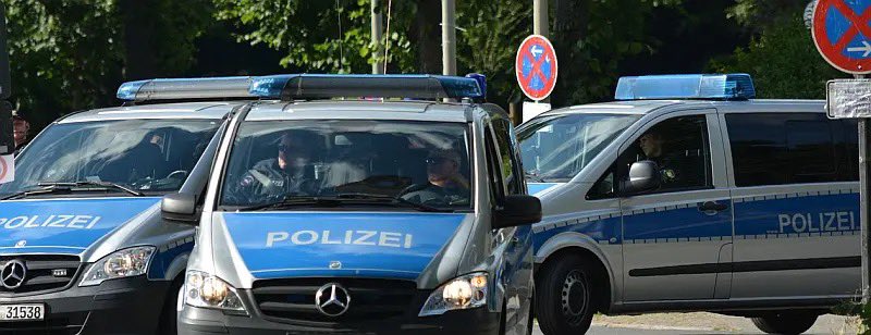 DirtyHarry_tv's tweet photo. Blutige Multikulti-Ernte

Die Städte im supertoleranten Schweden versinken in Mord, Totschlag und Kriminalität. In Frankreich (»Freiheit, Gleichheit, Brüderlichkeit«) müssen tausende Polizisten Aufstände bekämpfen, Autos, Busse, Bahnen und Geschäfte brennen und werden geplündert.
Und in der Bundesrepublik Deutschland?

Da liefern sich syrische und libanesische »Großfamilien« in Castrop-Rauxel und Essen (NRW) Straßenschlachten untereinander und mit der Polizei, die dann von entsandten ausländischen »Friedensrichtern« beendet werden, weil die deutsche Polizei dazu nicht in der Lage ist.

In Berlin, Bremen, Duisburg, Dresden und anderswo beherrschen arabische »Großfamilien« mit teils über 1.000 Mitgliedern die kriminelle Szene.
In Gießen (Hessen) veranstaltet das diktatorische Regime eines afrikanischen Landes seit Jahren ein »Eritrea-Festival«. Dazu lässt es laut Medien hochrangige Generäle, Musikgruppen und andere Gefolgsleute für politische Diskussionen einfliegen. Die Stadt hatte das diesjährige »Festival« aus Sorge vor gewalttätigen Auseinandersetzungen zwischen Diktatur-Freunden und Asylbewerbern, die von dieser Diktatur verfolgt wurden, verboten: Die Behörde hatte davor gewarnt, dass Hunderte gewaltbereite Störer, auch aus dem europäischen Ausland, anreisen wollten. Doch zwei Gerichtsinstanzen unseres freiheitlichen Rechtsstaates hoben das Verbot auf und es kam, wie es kommen musste.

Man fasst sich an den Kopf und fragt sich: Warum bieten wir in Deutschland rund 70.000 Menschen aus Eritrea ungeprüft »Asyl«, Gastfreundschaft, Schutz und soziale Wohltätigkeiten, wenn ein Teil von ihnen die dortige Diktatur, die von allen Auslands-Eritreern eine Zwangssteuer von zwei Prozent ihres Einkommens verlangt, bei uns feiern will?

Für jeden vernünftigen Deutschen, der trotz »Glotze« noch denken kann, sollte dieses Beispiel Anlass sein, zu 

Einzelfallprüfung bei jedem der 70.000 Eritreer in der BRD: 
Nachweis, dass er von der dortigen Diktatur aus politischen Gründen verfolgt wurde und dass er diese Zwangssteuer nicht überweist, ansonsten: 
Entzug des Aufenthaltstitels und Abschiebung, und zwar sofort!
