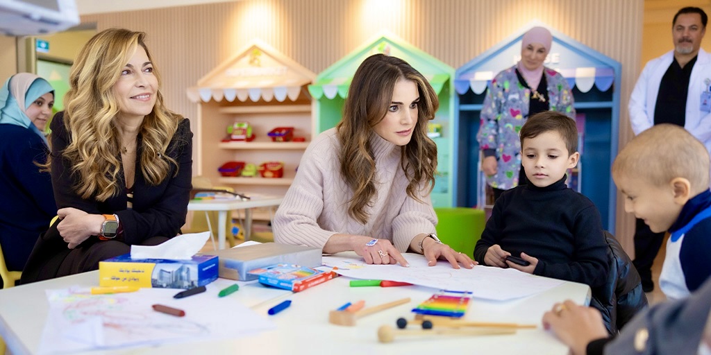 GhidaTalal's tweet image. كان لقاءُ الملكة رانيا مع الأطفال المُصابين بالسرطان، القادمين من #غزة، مؤثّراً جدّا، فهم يعانون من ظروف مأساوية بسبب العدوان الوحشي الذي دمّر النظام الصحي في القطاع.  وبدعم من @QueenRania، تعهّد @KHCFKHCC باحتضانِ الأطفال المرضى وتوفير العلاج الشمولي لهم.
#فلسطين #الأردن
@StJude