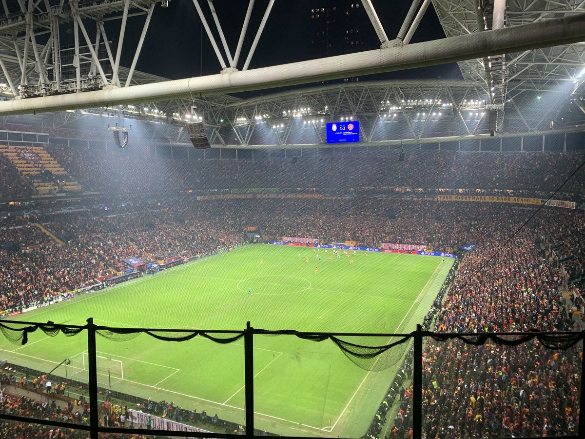 🇹🇷 Went to Istanbul this week, watching #MUFC in a dramatic 3-3 draw in a brilliant city full of friendly and football-mad people. Unfortunately, the whole thing was then tarnished by the latest episode of shit @UEFA treatment of travelling supporters. 🧵 Here we go again: