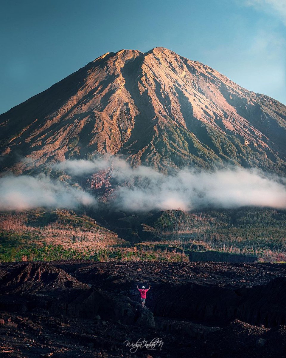 wonderfulid's tweet image. Ever stood atop Java's roof at Gunung Semeru in Jawa Timur and felt that 'WOW' sensation? 🌟🏔️ Experience it yourself! 📷: @widyaindahn #WonderfulJourney #GunungSemeru #JavaAdventure #BreathtakingViews #WonderfulIndonesia