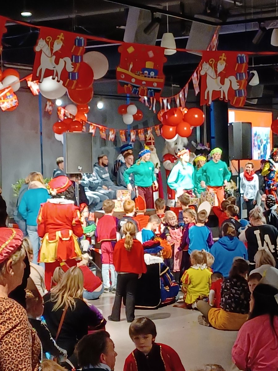 anneweersink's tweet photo. @fctwente @TwenteInsite @twentefans het sinterklaasfeest bij #fctwente was top! https://t.co/a5QWnRx75c