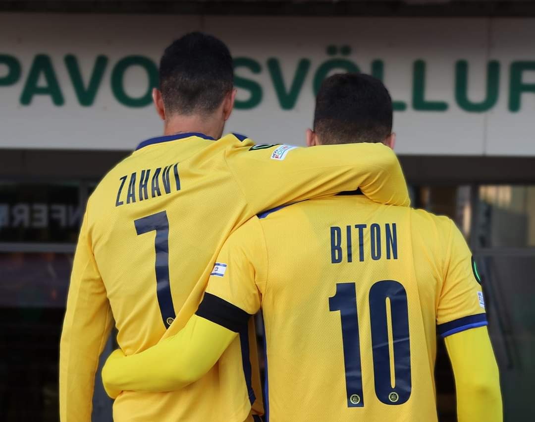 EretzSport's tweet photo. ⚽️ Hier, le Maccabi Tel-Aviv 🟡 s'est qualifié pour la toute première fois pour la phase finale de la Conference League 🇪🇺 en battant Breiðablik 🇮🇸 (1-2).

Et quel hommage sublime des deux buteurs israéliens du jour, qui portaient les numéros 7-10 ! https://t.co/ccjmgSRyMs https://t.co/yGBmy0aRTQ