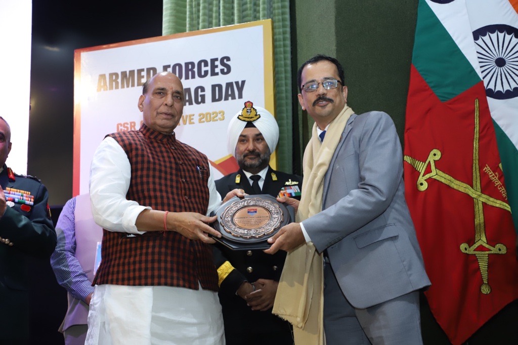 adeccoin's tweet photo. 🎖️Honoured by Raksha Mantri Shri Rajnath Singh at the AFFDF CSR Conclave, Adecco India is committed to ex-servicemen resettlement.🤝Proud to contribute to our brave soldiers' well-being. @dgrIndia
#jaiHind #AdeccoIndia #CSR #ArmedForcesFlagDay #ResettlementSuccess #OneYearStrong https://t.co/kdOrGFW5Dv