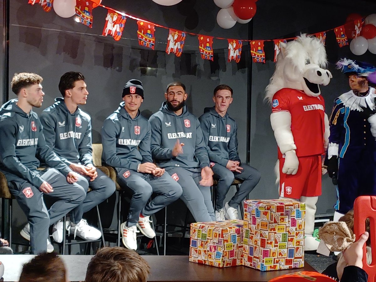 anneweersink's tweet photo. @fctwente @TwenteInsite @twentefans het sinterklaasfeest bij #fctwente was top! https://t.co/a5QWnRx75c