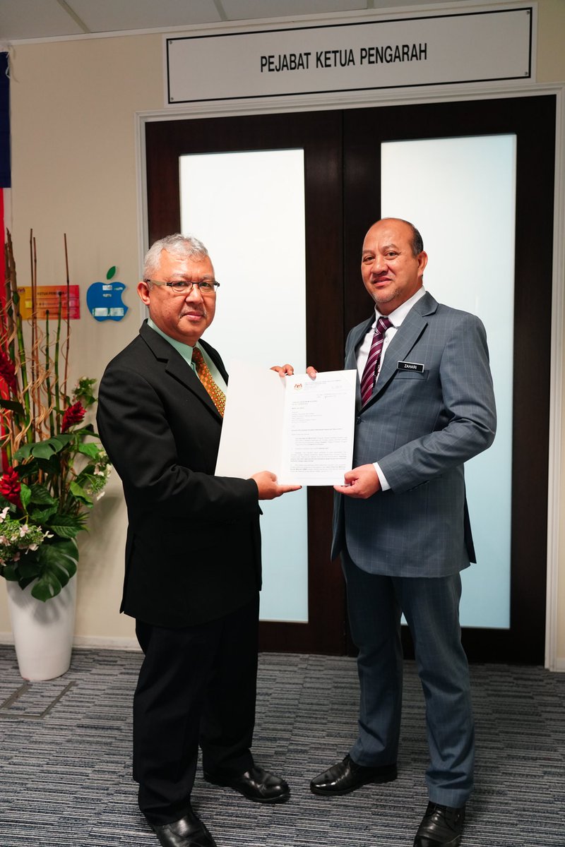POLYCCOfficial's tweet photo. Setinggi-tinggi tahniah kepada YBrs. Tuan Haji Hasan bin Mohd Sharif atas pelantikan sebagai Pengarah Politeknik Port Dickson (PPD) yang baharu berkuatkuasa mulai 1 Disember 2023. 

Penyerahan surat pelantikan telah disempurnakan oleh YBrs. Dr. Haji Mohd Zahari bin Ismail, https://t.co/P2mZzvMqle