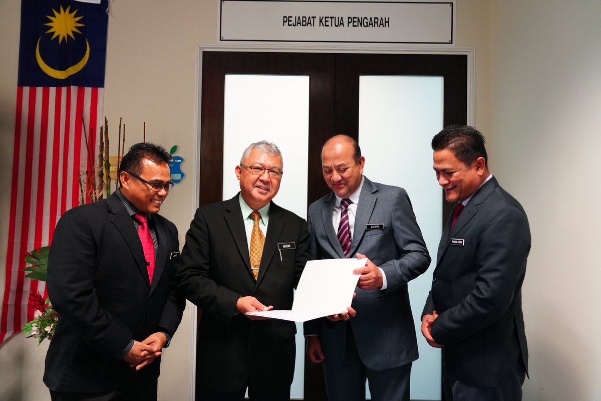 POLYCCOfficial's tweet photo. Setinggi-tinggi tahniah kepada YBrs. Tuan Haji Hasan bin Mohd Sharif atas pelantikan sebagai Pengarah Politeknik Port Dickson (PPD) yang baharu berkuatkuasa mulai 1 Disember 2023. 

Penyerahan surat pelantikan telah disempurnakan oleh YBrs. Dr. Haji Mohd Zahari bin Ismail, https://t.co/P2mZzvMqle