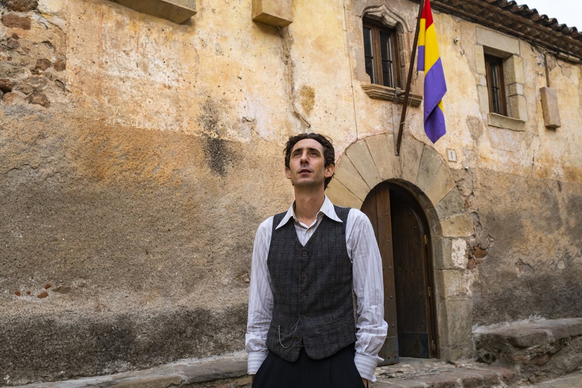 Sergi_Bernal's tweet photo. "No somos nada sin los maestros.  Un buen profesor te da la comprensión del conocimiento.Un buen educador anima y estimula tus cualidades. Pero un buen maestro t conmueve el espíritu." 

#elmaestroqueprometióelmar film q recupera la vida d un maestro  conmovedor l #AntoniBenaiges https://t.co/cAGNGrGYfg