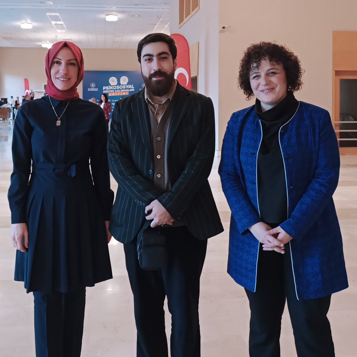 Metehan_7638's tweet photo. @KayseriKYGM @OA_BAK @gencliksporbak GSB Bakan yardımcısı Doç Dr. Safa Koçoğlu ve Daire başkanımız Dilek Aydoslu hocalarımla Psikososyal destek çalışmaları eğitiminden bir hatıra. Emekleri için çok teşekkür ederim. https://t.co/kVHZg3tosl