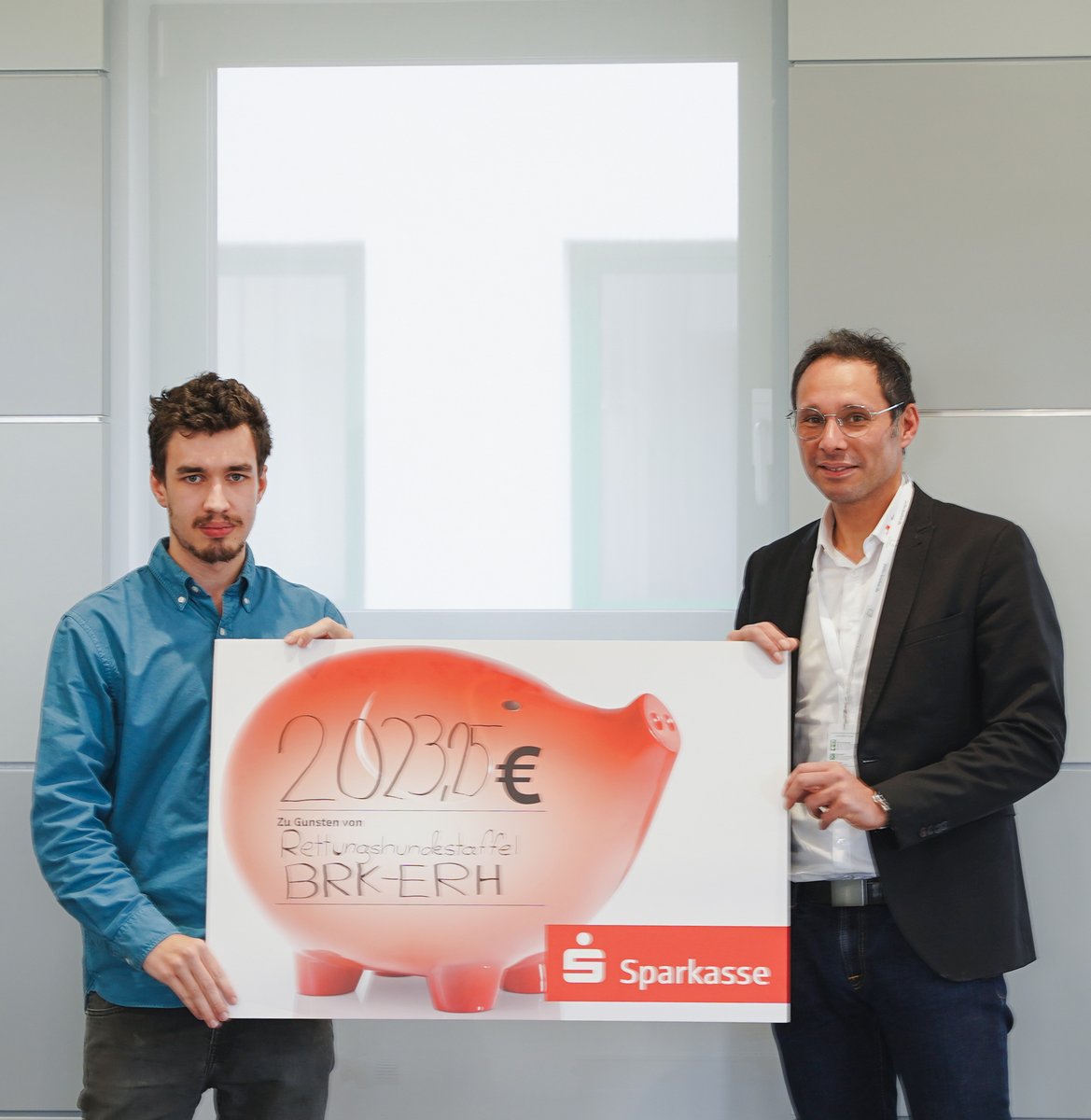 PETERBREHM_GmbH's tweet photo. A cheque of 2,023,25€ was handed over from the #PETERBREHM trainees to Christian Raab,District Manager of the BRK Erlangen-Höchstadt.The donation is for the rescue dog unit.We are proud that our trainees donated their cash prize,which they won in an internal trainee battle. #DRK https://t.co/Hu3dsVd90n