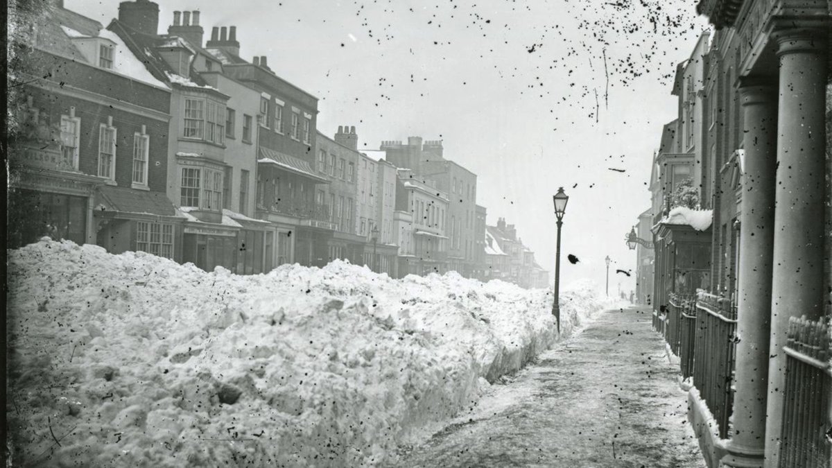 #December is officially here, and one of our favourite topics of conversation is whether we will get #snow this season! ❄️✨ This photograph from our archive shows #Lymington high street after some serious #snowfall 🌨️