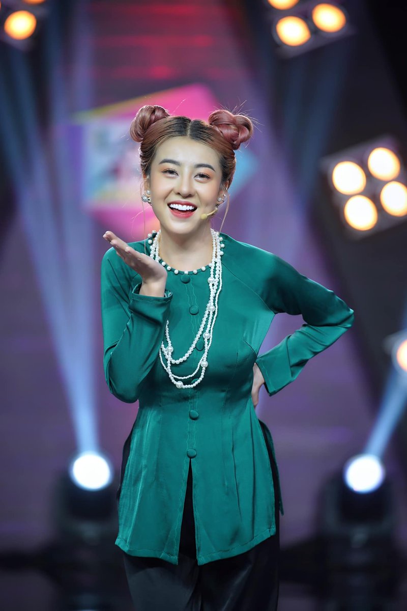 AilinesN's tweet photo. ana Cẩm Tiên tên thật là Nguyễn Thị Cẩm Tiên sinh năm 2000, là một nữ ca sĩ, KOLs trẻ được nhiều người biết đến qua các bản cover gây sốt. Cô còn là một nhân vật nổi tiếng trên mạng xã hội với hàng nghìn lượt theo dõi. Kênh Youtube Hana Cẩm Tiên Official https://t.co/P31E24m78r