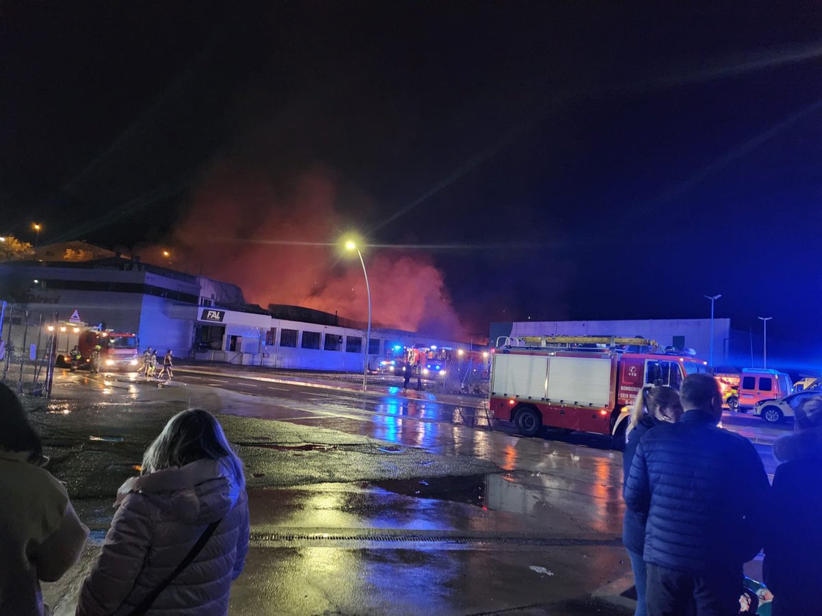 ARNesarnedo's tweet photo. https://t.co/jXOmEzcT8S

69642 - arnedo
 *Incendio de gran magnitud en la empresa arnedana de calzado FAL* 
@elTitular_Rioja
Noticia en ampliación... https://t.co/mUV86YbQFC