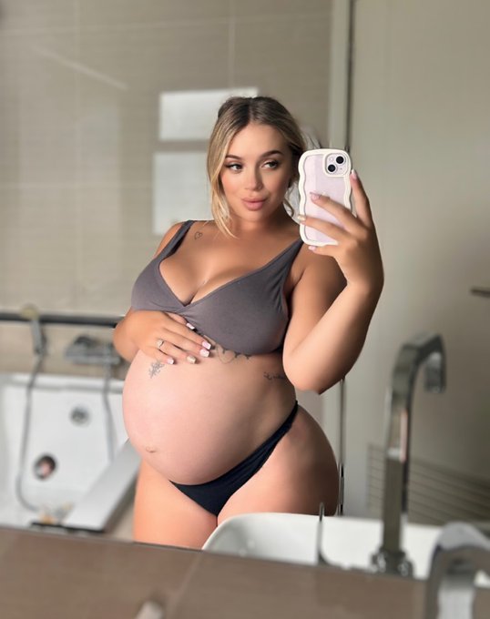 Morning twitter come &amp; say &lsquo;hi&rsquo; if you love pregnant milfs ❤️🤰 https://t.co/gBuF8aU8NF