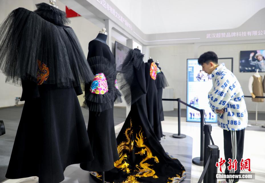 DiarioPovo's tweet photo. A sexta Exposição Internacional de Desenho Industrial da China (#CIIDE, na sigla inglesa) foi inaugurada em Wuhan, província de Hubei, centro da China, na quinta-feira (30), com 22 províncias (regiões autônomas e municípios) e mais de 300 expositores. https://t.co/HLaH8o1FMy