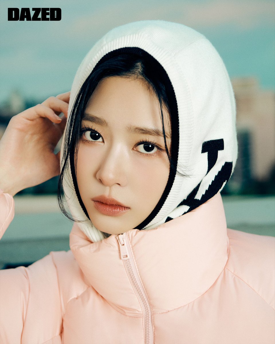 DazedKorea's tweet photo. THE NEW HOLIDAY #협찬

보온성과 스타일, 그 어느 하나 놓칠 수 없는 2023년 연말 모임. 김민주와 MLB가 완성한 힙한 패딩 룩을 참고하자. https://t.co/Dytlrbm6fn