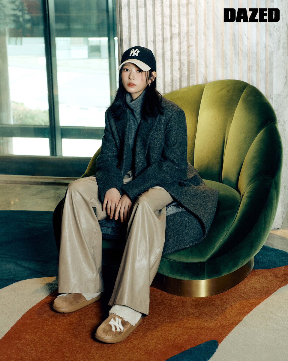 DazedKorea's tweet photo. THE NEW HOLIDAY #협찬

보온성과 스타일, 그 어느 하나 놓칠 수 없는 2023년 연말 모임. 김민주와 MLB가 완성한 힙한 패딩 룩을 참고하자. https://t.co/4e5yAHdBtr
