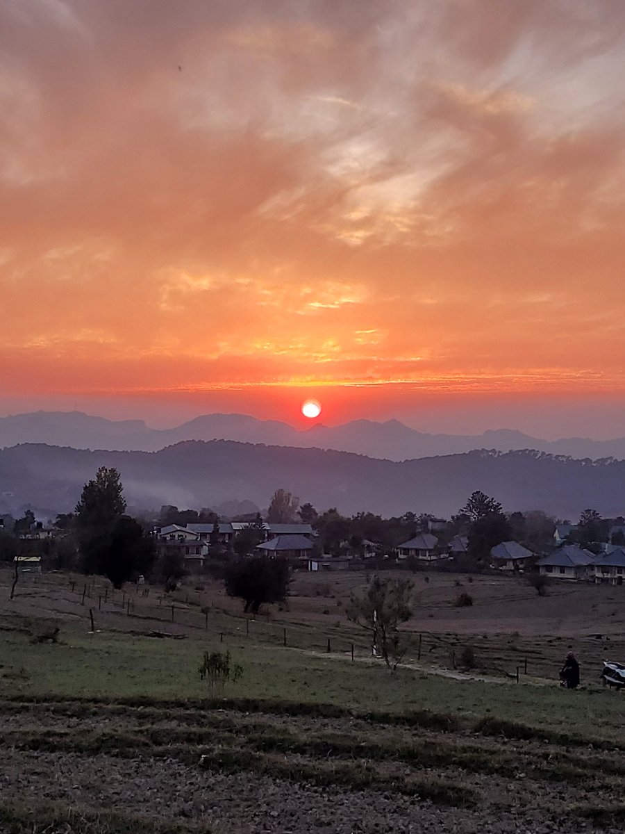 swatiy24's tweet photo. Bir has the most beautiful sunsets...♥️🥹

#bir #billing #sunsets #travelbloggers #HimachalPradesh #skylovers https://t.co/8EHf0TJklX