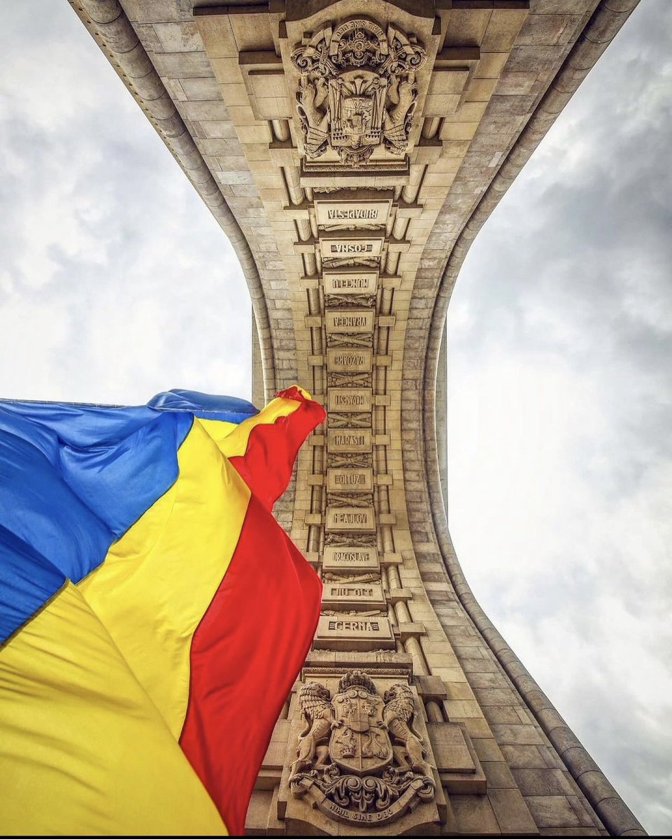 Tati81490833's tweet photo. La multi ani, Romania! (Arcul de Triumf) https://t.co/yTDmSIEomx