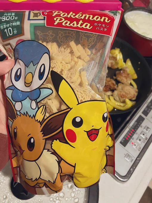 映画見た後直行でポケセン行って無心でガチャ回してた \パモサン!!!/  今は精神統一するためにポケモンマカロニ茹でてる