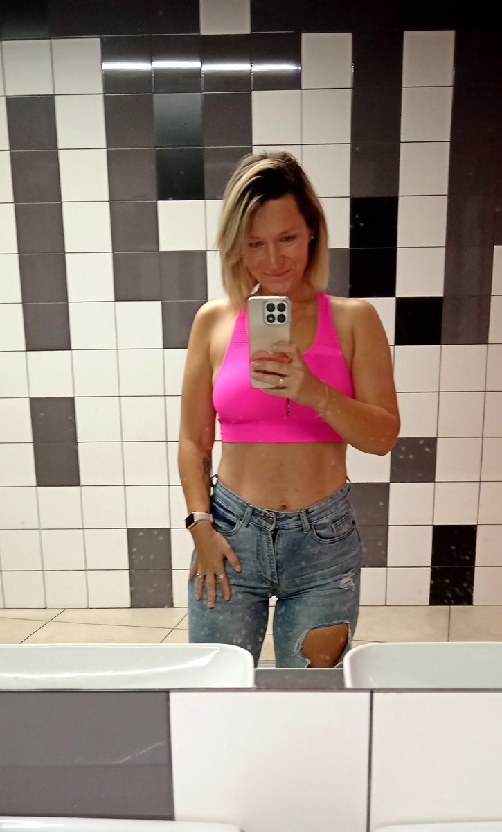 Неделя до родов/ 10 дней после родов/и наши дни
Тяжёлая гормональная беременность, +35 кг. 
До сих пор не пришла к желаемой форме. Но я иду)
Про растяжки. Есть немного на животе.