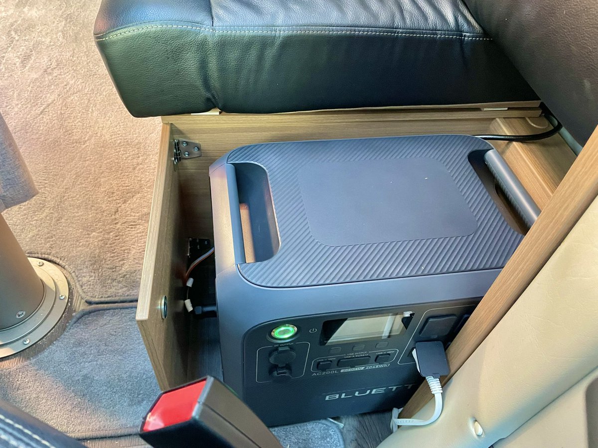 CampSute's tweet photo. BLUETTI ポータブル電源 AC200L
シート下に設置完了しました。
「高さ 幅 奥行」どれをとっても
ここにピッタリ
#BLUETTI
#ポータブル電源
#AC200L
#キャンピングカー https://t.co/dSJ6IRbNfn