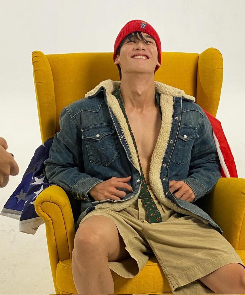 tawansimp's tweet photo. smile like an angel but sit like an evil https://t.co/MmsLfl45Lf