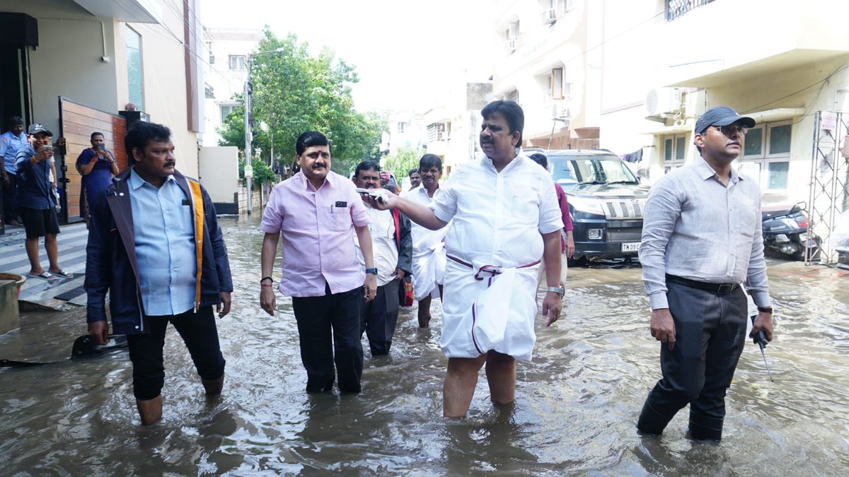 பெருநகர சென்னை மாநகராட்சி, மண்டலம்-10, வார்டு-132, பராங்குசபுரம், அஜீஸ் நகர் மெயின் ரோட்டில் தேங்கியுள்ள மழைநீரை வெளியேற்றும் பணிகளை பார்வையிட்டு ஆய்வு மேற்கொண்டோம். இந்த ஆய்வின் போது தியாகராயநகர் சட்டமன்ற உறுப்பினர் திரு. ஜெ.கருணாநிதி, வட்டார துணை ஆணையர் திரு. பிரவீன் குமார்