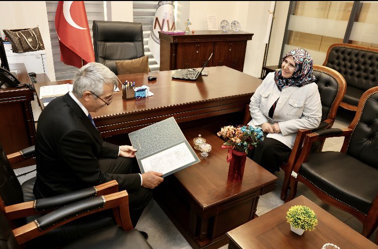 sevgulzengin_'s tweet photo. Müdürlüğümüzü ziyaret ederek yapılan çalışmalar hakkında bilgi alan Sn Valim Mükerrem ÜNLÜER’e 
Gn Müdürüm Sn Vali İbrahim TAŞYAPAN’ın selamları ile ilk Yaşam Belgesini
(Doğum Belgesi) takdim ettim Sn Valime nazik ziyaretleri için şahsım ve personellerimiz adına teşekkür ederim. https://t.co/CPARLK3DsC