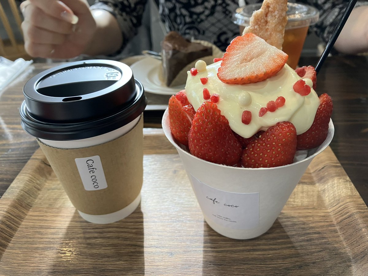 e_chai's tweet photo. 大好きなカフェが今月いっぱいで閉店してしまう…😢😢けど閉店前に来れて良かった❤️
行ける時に行けるだけ行っとこ！🥺

昔はこんなに甘いもの好きではなかった気がするんだけどなー😛☕️🍓🍌🍦
幸せなひとときです😌✨ https://t.co/sdIzyJjV7S