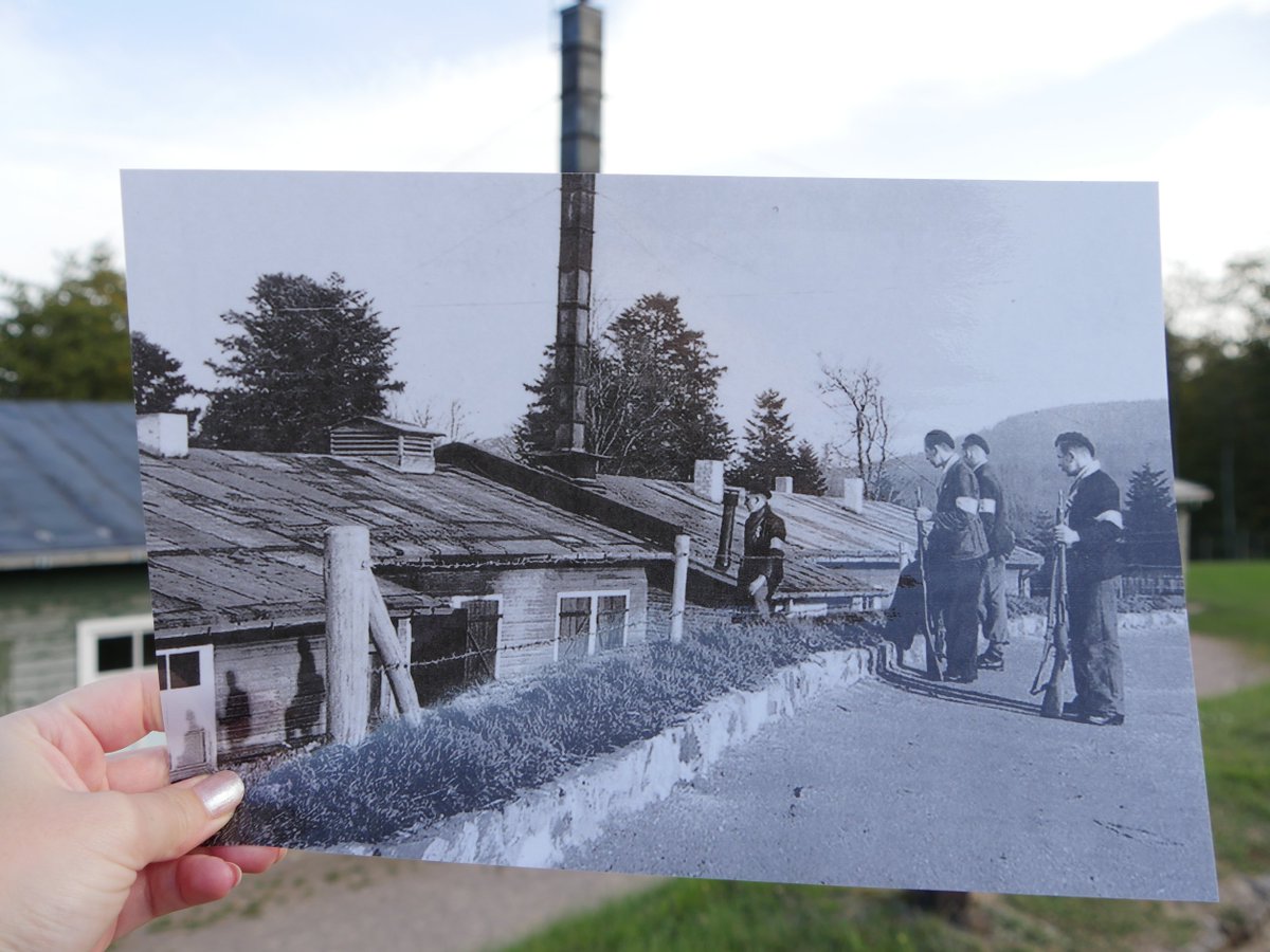 Jeunes résistants des Forces Françaises de l’intérieur (FFI) observant le bâtiment crématoire (fin 1944 - début 1945).
#Mémoire #NeverForget #RememberThePast