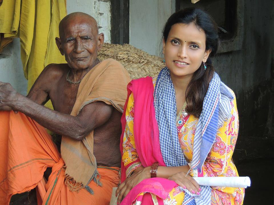 Ramkshrestha's tweet photo. यी युवती गाउँ घरमा दीन दु:खीका बीचमा पनि पुग्छिन र थुप्रै देशका रास्ट्रपति, प्रधानमन्त्रीहरुसंग पनि भेटघाट गरेकी छिन, तर उनी सामाजिक सन्जालमा आफू सार्बसाधारणसंग भएको फोटोहरु राख्ने गर्थिन । उनी अहिले सामाजिक सन्जालबाट पुरै गायब छिन । चिन्नु  भयो यी युवतीलाई? #CelebrityDisappeared https://t.co/KhQG7Geu5B