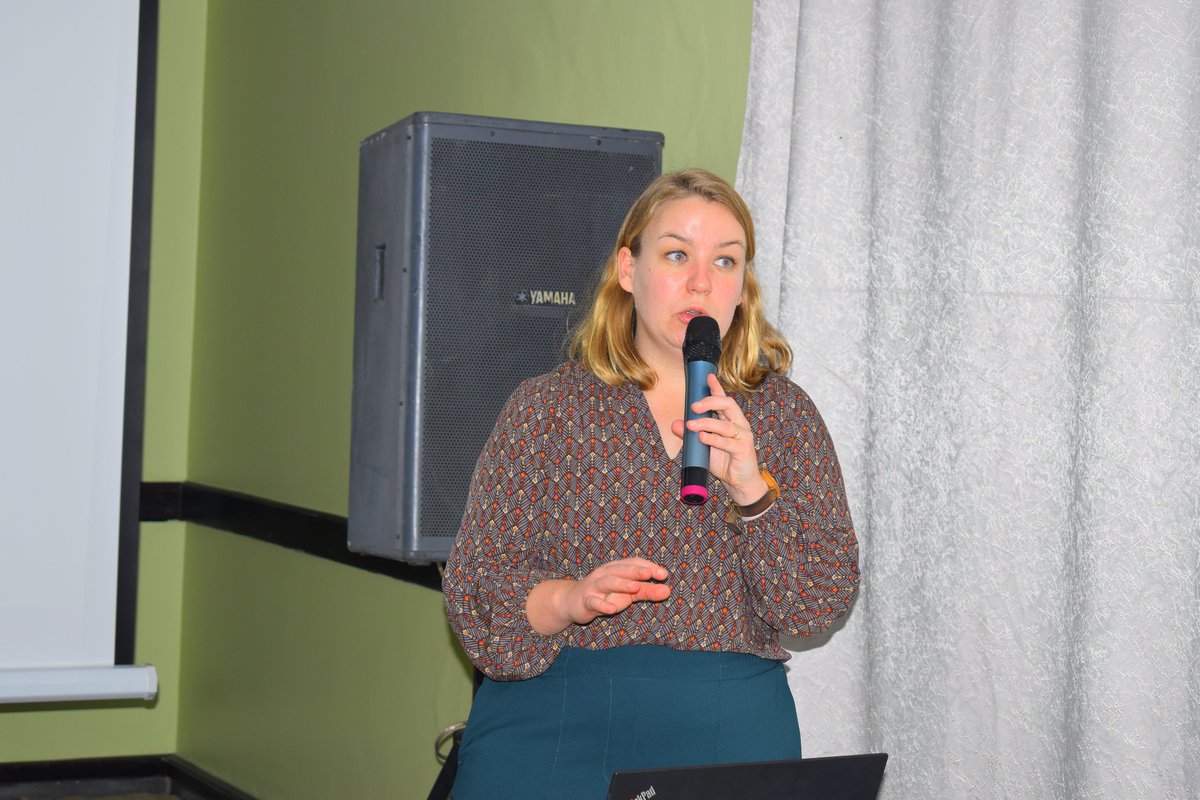 ProjectLSC's tweet photo. How does the LSC hub work? 
Thaisa van der Wood, Project coordinator, @ISRIC, Olivier Ndayitegeye, Soil health and Nutrition Senior Research Fellow @RwandaAgriBoard, demonstrate to participants how to provide information to the LSC Hub.
Find here: https://t.co/X6DKgHzxTB https://t.co/ByjPPG561H