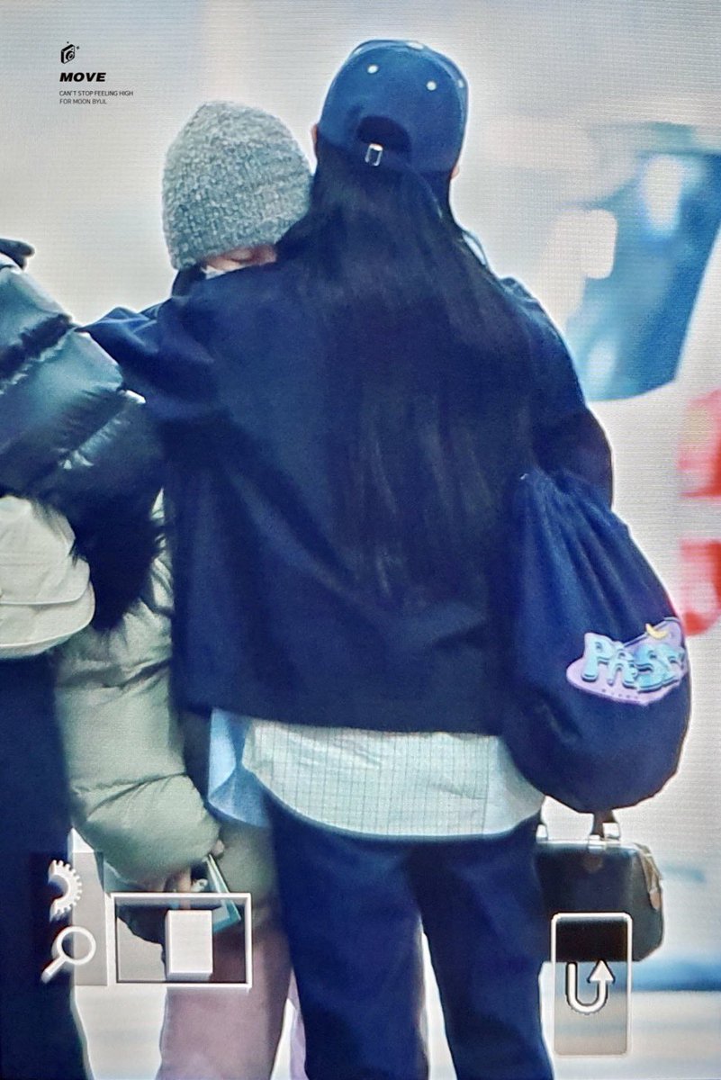 wheein to moonbyul: 
unnie do you remember? i said i was cold and you hugged me instead of turning on the electric pad, that’s why i dont turn on the heater even in midwinter, thinking of that memory keeps me warm
