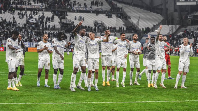 LRevDuSport's tweet photo. Voici les résultats de hier soir pour les clubs français sous la scène européenne : 
 
🟢Ljubljana 0- 2 LOSC (Qualifié)🔴⚪️

🟢⚪️Maccabi 0-3 RENNES (Qualifié) ⚫️🔴
🔵⚪️OM (Qualifié) 4-3 Ajax Amsterdam🔴⚪️
🟣 TOULOUSE 0-0 Union St-Gilloise🔵🟡

#OMAJA #TFCUSG #MHFCSRFC #NKOLLOSC https://t.co/McdHkyS2zN