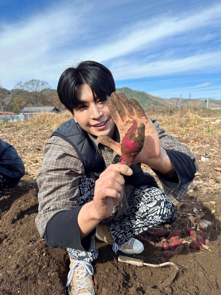 VAV_official's tweet photo. [VAV] 에이팀 선물 🎁 

고구마랑 김치🍠, 바브랑 뱀즈❤  최고의 조합!

#VAV #브이에이브이 https://t.co/63cNqNdm8y