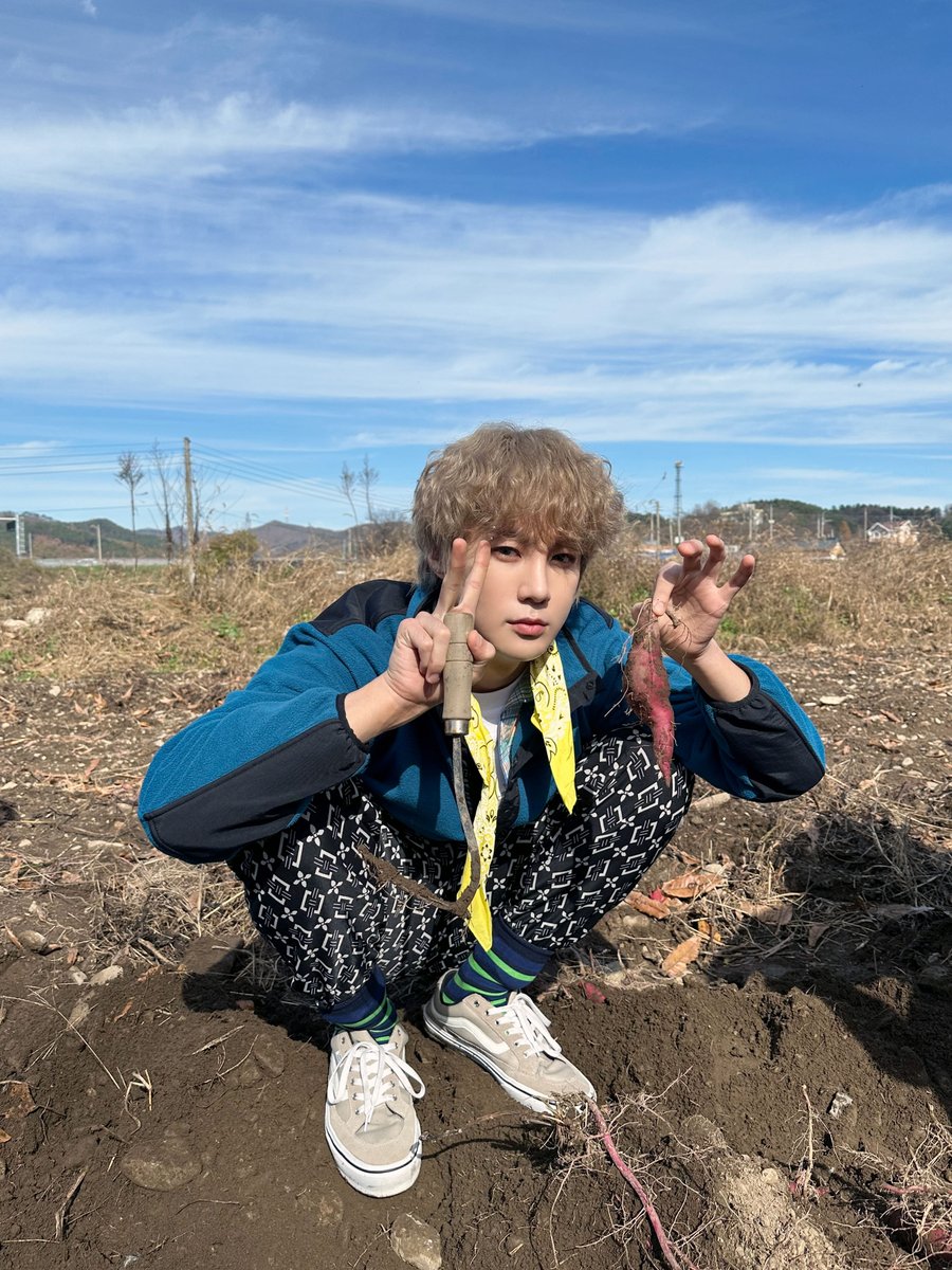 VAV_official's tweet photo. [VAV] 에이팀 선물 🎁 

고구마랑 김치🍠, 바브랑 뱀즈❤  최고의 조합!

#VAV #브이에이브이 https://t.co/63cNqNdm8y