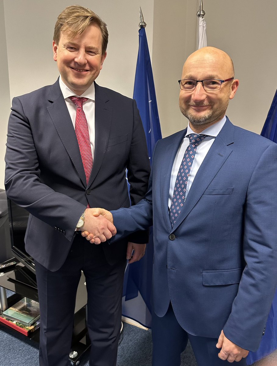 Srdečne blahoželám svojmu nástupcovi na čele Politickej sekcie vv. Martinovi Kačovi, v ktorom bude mať kompetentného a mimoriadne schopného lídra. Prajem mu veľa šťastia a teším sa na ďalšiu spoluprácu s ním!