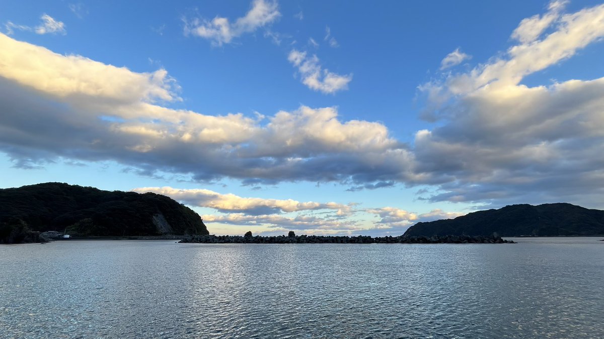 kou__oyama's tweet photo. 今回は初海キャンプ⛺️
本格的に寒くなってきました…
暖房器具が導入できてないので厳しい夜を迎えそうです😨 https://t.co/YWtBL2kK39
