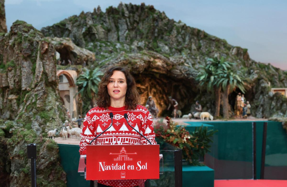 PoliticayModa's tweet photo. Defender el pesebre tradicional (como Dios manda) con un ugly sweater americano es como incluir a Papá Noel en el Belén. Pero Ayuso promociona así el jersey feo q vende Metro Madrid (25€) y cumple con la regla estética efectiva populismo moderno💡✍🏽 https://t.co/DQzMNRjMHQ https://t.co/z7WnjR9Ar0