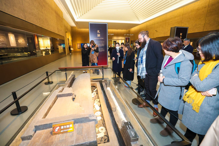 hangzhoufeel's tweet photo. 14:39We have the most artistic #Liangzhu to look forward to! 84 artists from 83 countries delved into the origins of China’s over 5,000-year-old civilization this morning to draw inspirations with its picturesque scenery in autumn. 
#Hangzhou https://t.co/J4eGf11AFN