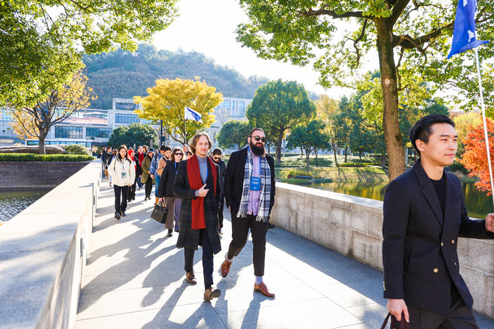 hangzhoufeel's tweet photo. 14:39We have the most artistic #Liangzhu to look forward to! 84 artists from 83 countries delved into the origins of China’s over 5,000-year-old civilization this morning to draw inspirations with its picturesque scenery in autumn. 
#Hangzhou https://t.co/J4eGf11AFN