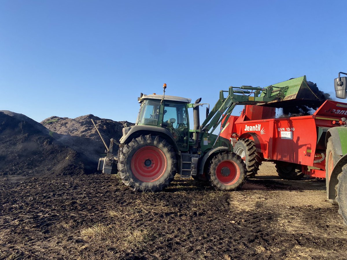Conditions ☀️ 🥵 post récolte qui ont permis l’épandage du #compost 💩 et les semis des #couvertsvégétaux 🌿
Conditions 🌧️ très humides (490 mm en 1 mois) qui freinent la féverole et la vesce velue 🌱 avant les futurs #SD2024 🌽 
#ACS ⚔️ #climat