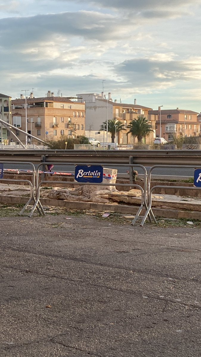 Cuando a los iluminados de los Ayuntamientos en vez de cambiar el asfalto deciden cortar los árboles. Luego que si suben las temperaturas y la culpa es sólo de los gases… 👏🏻👏🏻👏🏻<a href="/espucol/">És Puçol</a> pd: hay ingenieros que se dedican a mejorar la calidad del urbanismo 😊