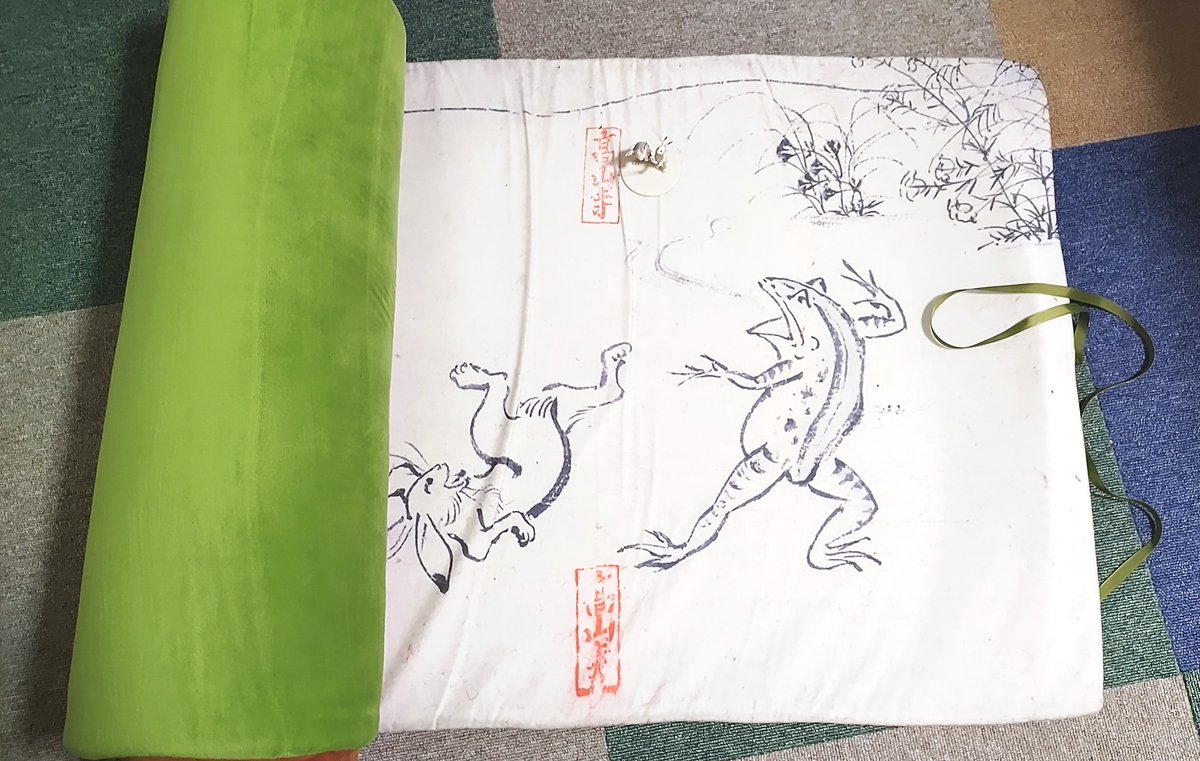 無事鳥獣戯画絵巻抱き枕をゲット出来たぞ…!でかい!大きさ比較に鳥獣戯画ぽいガチャのを置いたけどサイズ違いすぎて見えん