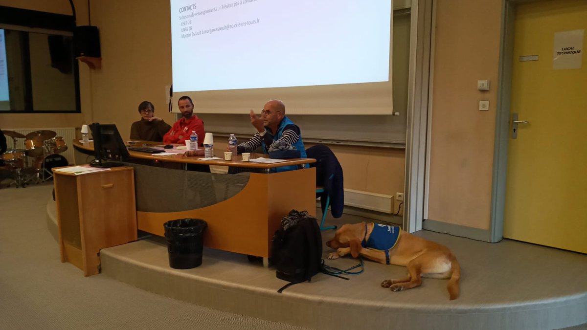 EDD_AOT's tweet photo. Flash-back EDD-EPSa : 
Mercredi dernier, à @LyceeMarceau de Chartres  :
➡️ Conférence "Handicap, Sport et bien-être" ouverte à tous les établissements du département
♿️Morgan Esnault président du comité handisport 28 
🦮Régis Pichot, bénévole Handi'Chiens, et Tarzan, le chien ! https://t.co/L78RYQsfBL